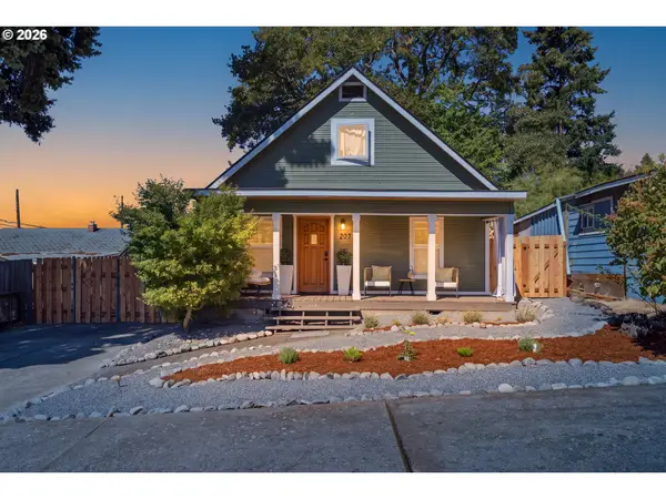 207 N Oak St, Bingen, WA 98605
