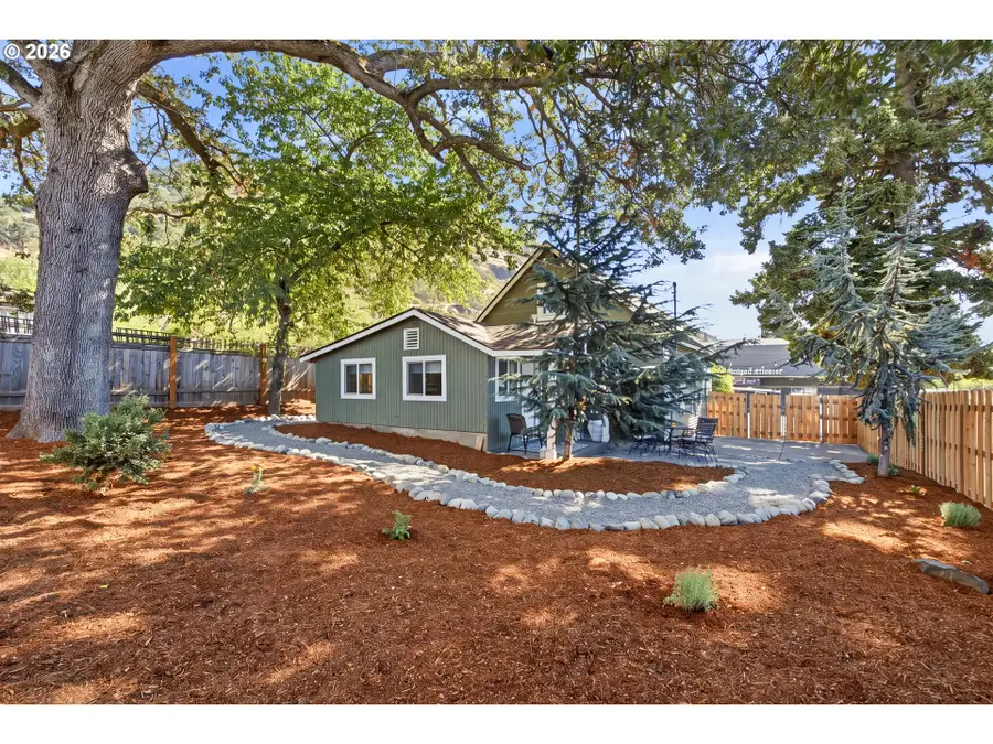 207 N Oak St, Bingen, WA 98605 - #2