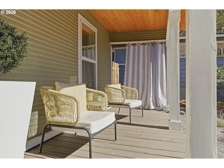 207 N Oak St, Bingen, WA 98605 - #3