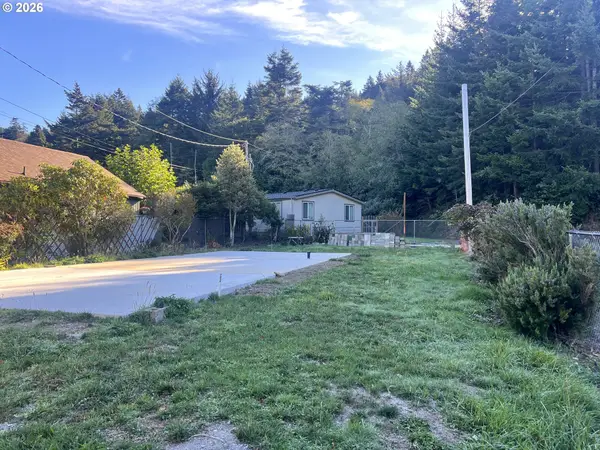 29515 Myrtle Ln, GoldBeach, OR 97444
