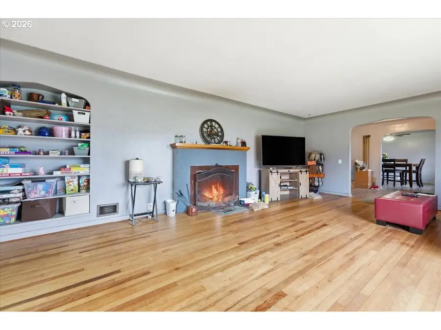 607 E Ellendale Ave, Dallas, OR 97338 - #2