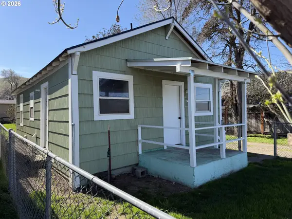 2406 E 10th St, TheDalles, OR 97058