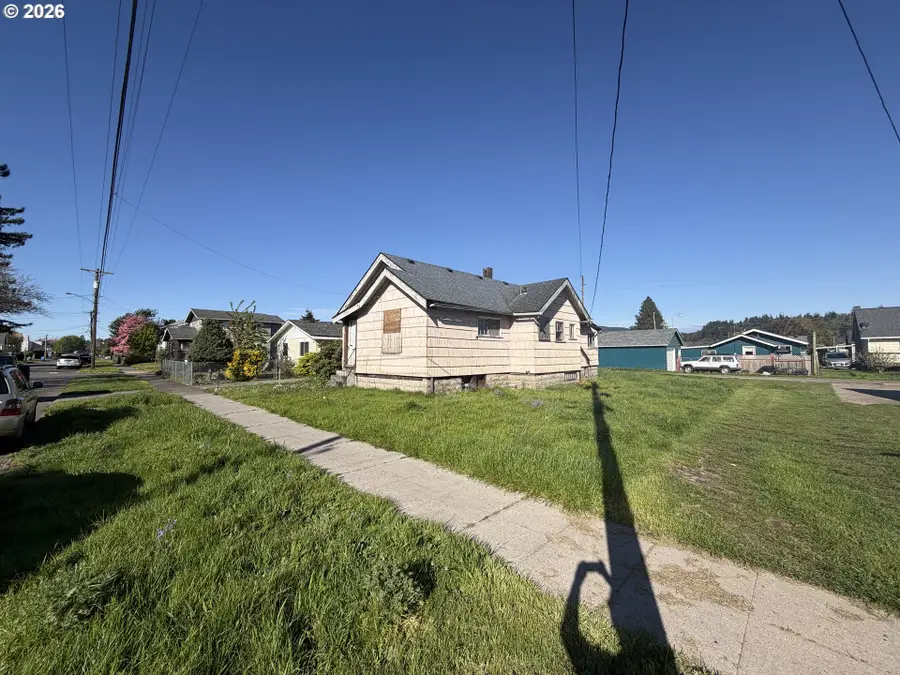 902 S 4th Ave, Kelso, WA 98626 - #2
