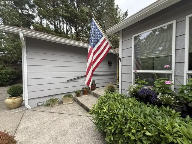 240 11th St, Florence, OR 97439 - #3