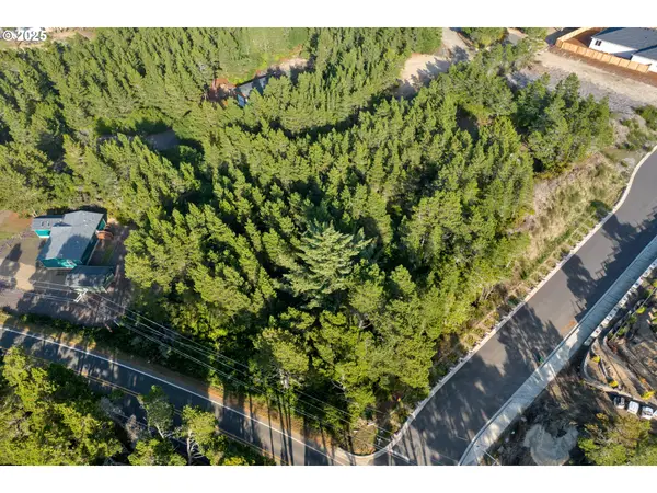 88177 Rhododendron Dr, Florence, OR 97439