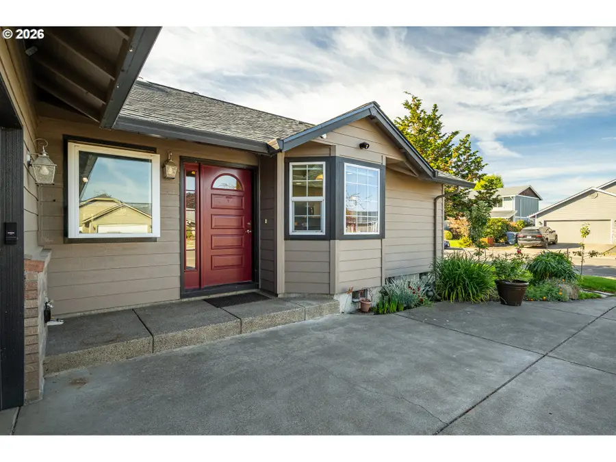 1061 Applegate Pl, Harrisburg, OR 97446 - #2