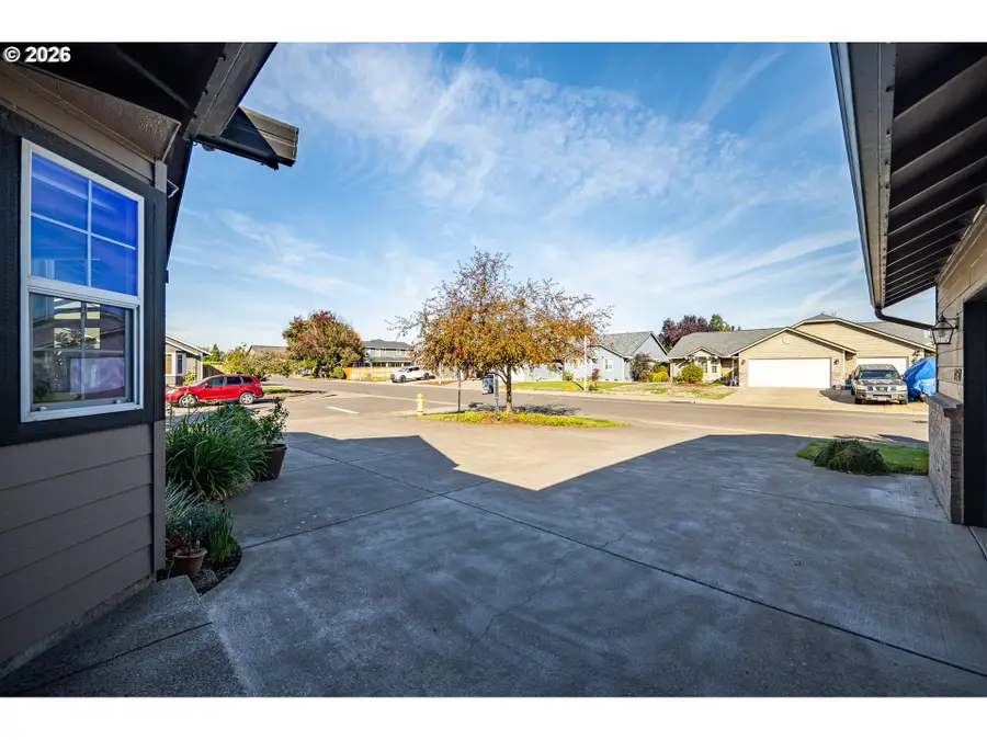 1061 Applegate Pl, Harrisburg, OR 97446 - #3