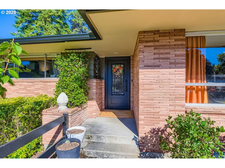 10311 NE Russell Ct, Portland, OR 97220 - Image #2