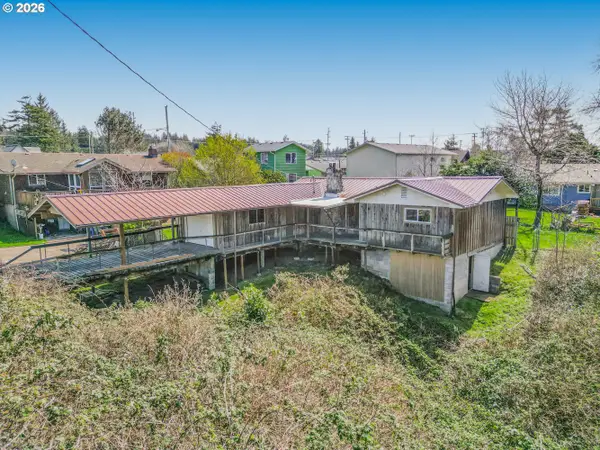 448 NE 10th St, Newport, OR 97365