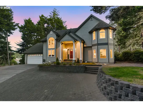 930 Lake Ct, CoosBay, OR 97420