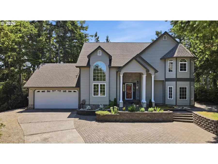930 Lake Ct, Coos Bay, OR 97420 - #2