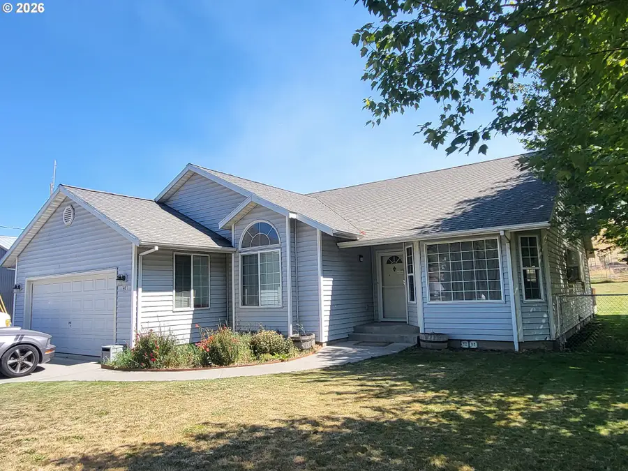 401 Dewey St, Moro, OR 97039 - #2