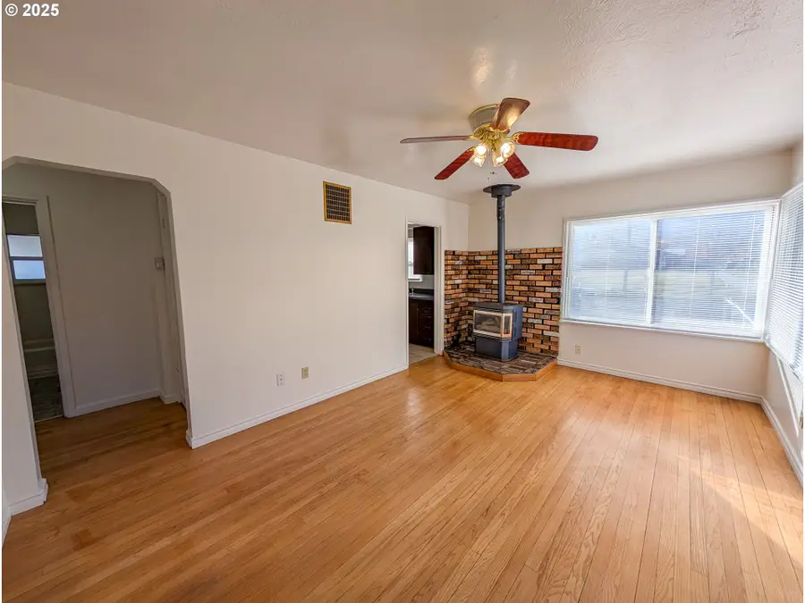 901 2nd St, La Grande, OR 97850 - Image #2