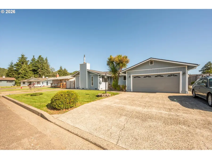 445 Camellia Ct, Reedsport, OR 97467 - #2