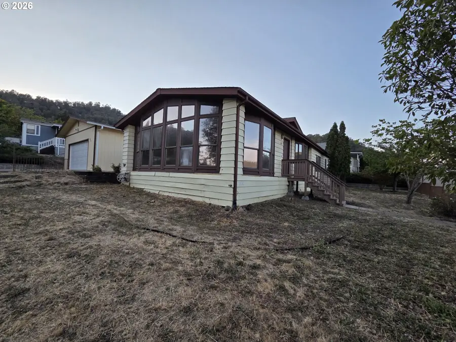 3610 NW Broad St, Roseburg, OR 97471 - #2