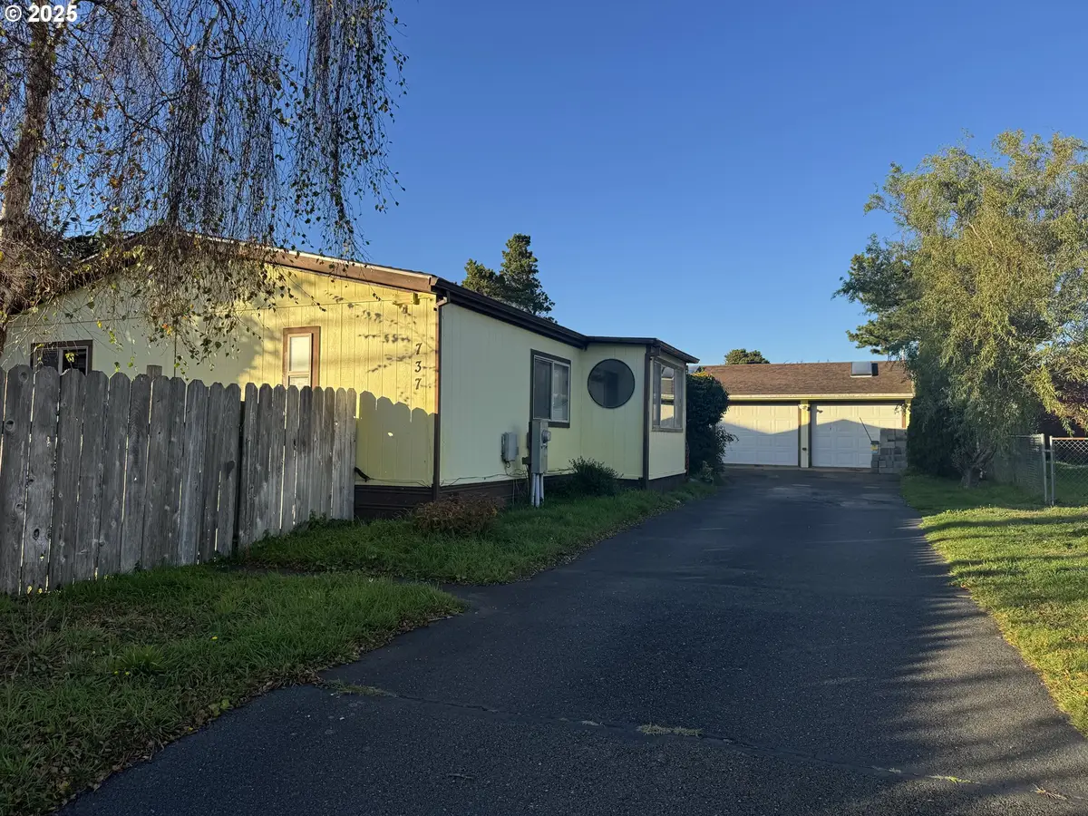 737 11th St, Bandon, OR 97411 - Image #1