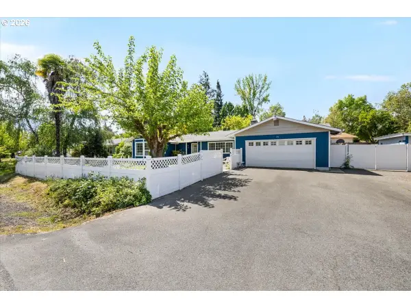 975 Fruitdale Dr, GrantsPass, OR 97527