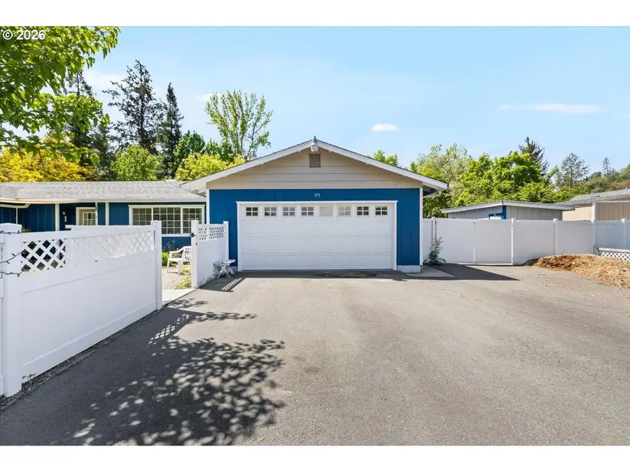 975 Fruitdale Dr, Grants Pass, OR 97527 - #2