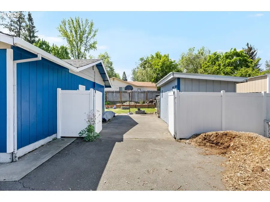 975 Fruitdale Dr, Grants Pass, OR 97527 - #3