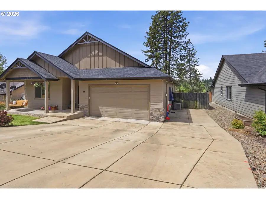 425 N Hyland Ln, Lowell, OR 97452 - #2