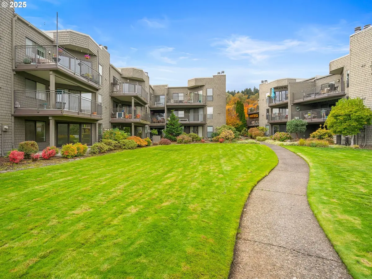 5630 S Riverside Ln #10, Portland, OR 97239 - Image #1