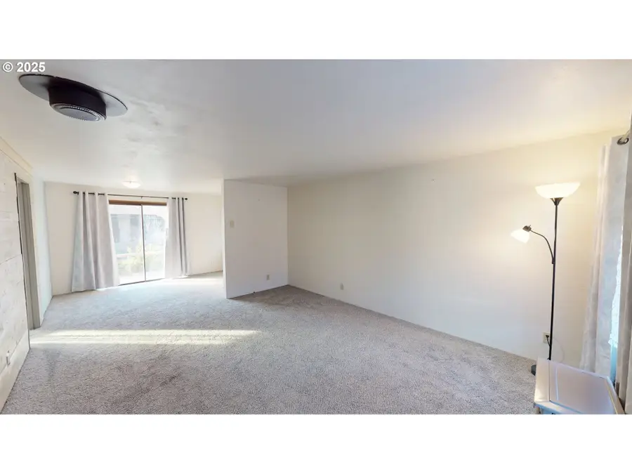 30336 Driftwood Dr, Wedderburn, OR 97444 - Image #3