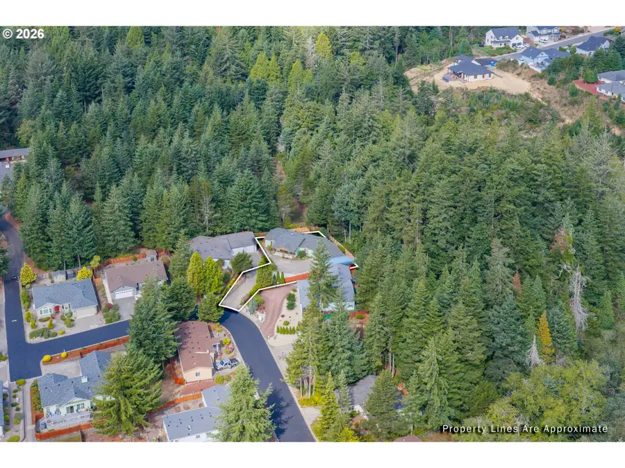 2134 Lynne Dr, North Bend, OR 97459 - #3