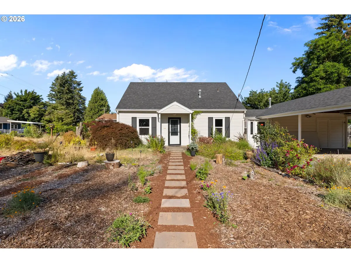 915 N Locust St, Canby, OR 97013 - #1