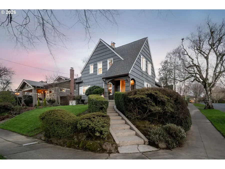 704 NE Hazelfern Pl, Portland, OR 97232 - #2