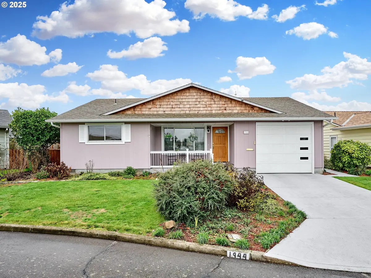 1944 Santiam Dr, Woodburn, OR 97071 - Image #1