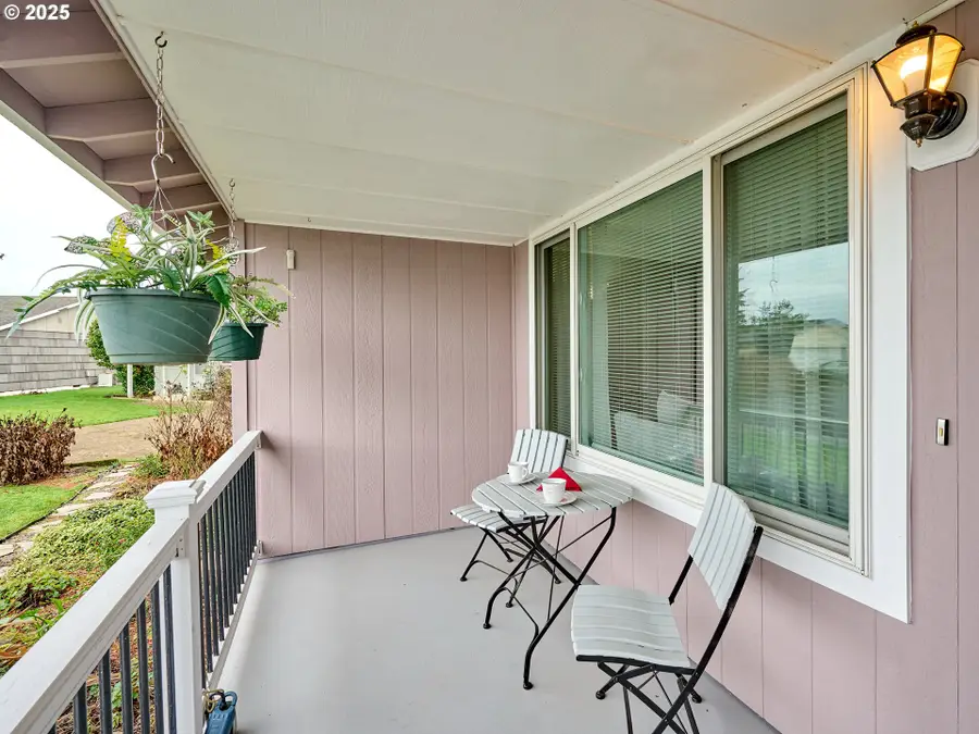 1944 Santiam Dr, Woodburn, OR 97071 - Image #3