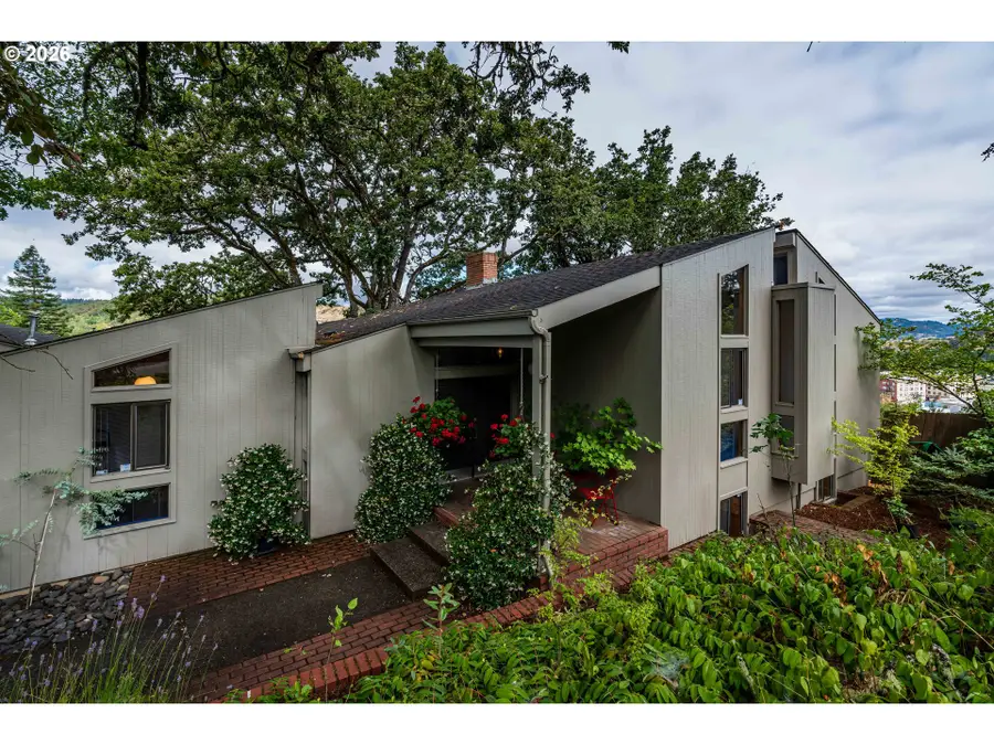 1172 SE Hawthorne Dr, Roseburg, OR 97470 - #2