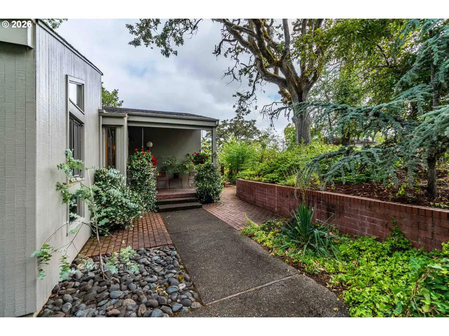 1172 SE Hawthorne Dr, Roseburg, OR 97470 - #3