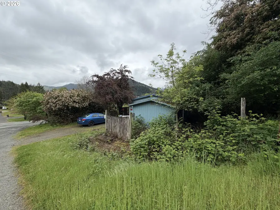 521 NW Harrison St, Canyonville, OR 97417 - #3