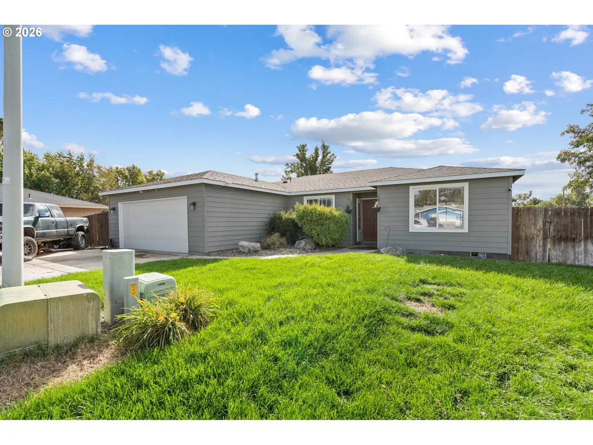 1049 W Hartley Ave, Hermiston, OR 97838 - #1