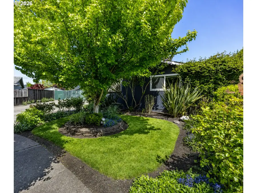 1116 Pleasant St, Springfield, OR 97477 - #2