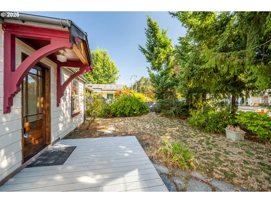 105 S R St, Cottage Grove, OR 97424 - #3