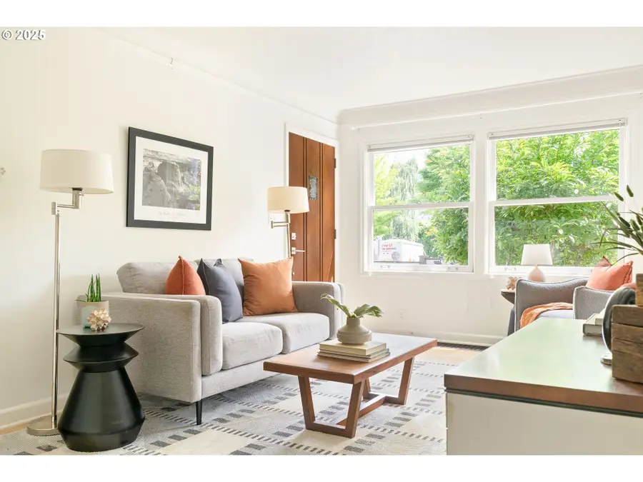 2825 SE Hawthorne Blvd, Portland, OR 97214 - #2