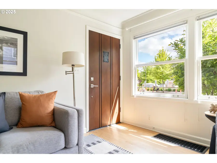 2825 SE Hawthorne Blvd, Portland, OR 97214 - #3