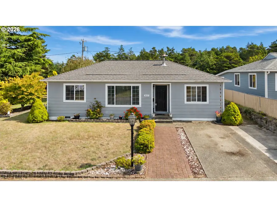 1615 Johnson St, North Bend, OR 97459 - #2