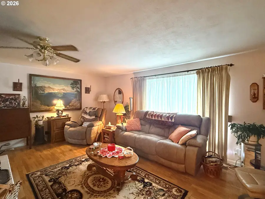 126 Woodlane Dr, Springfield, OR 97477 - #3