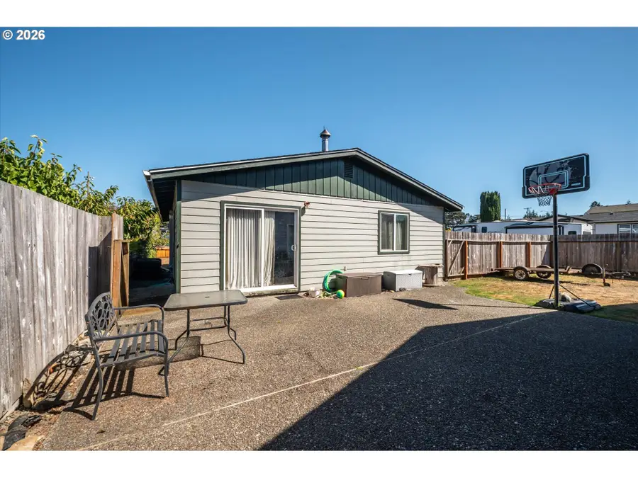 2496 Pacific Ave, North Bend, OR 97459 - #2