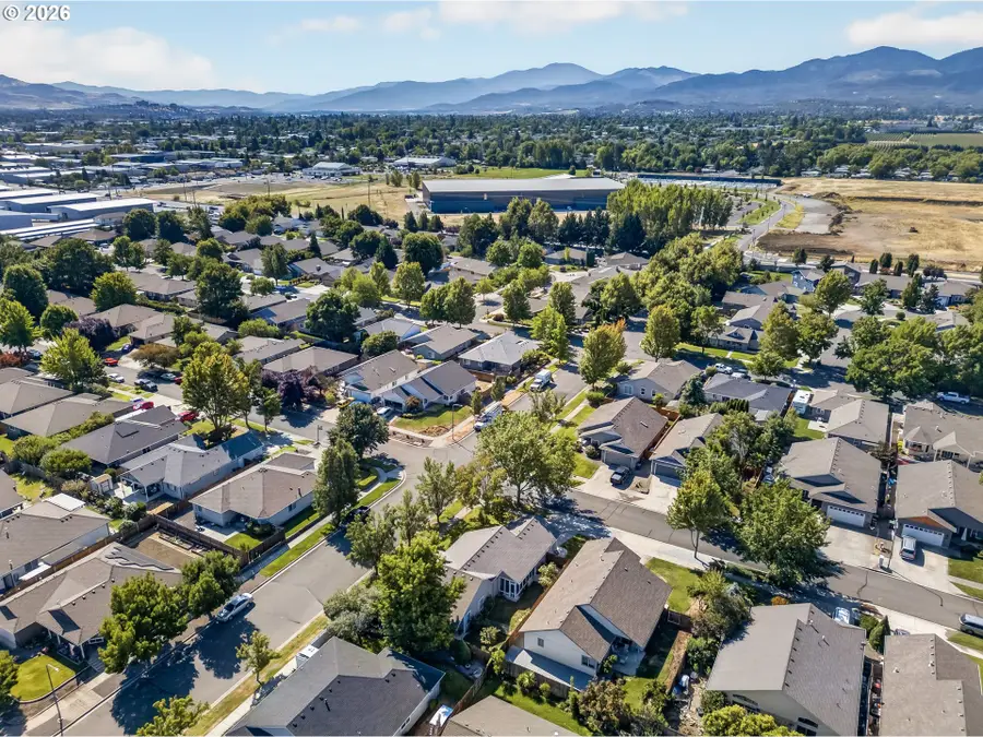 2065 Cheshire Way, Medford, OR 97501 - #3