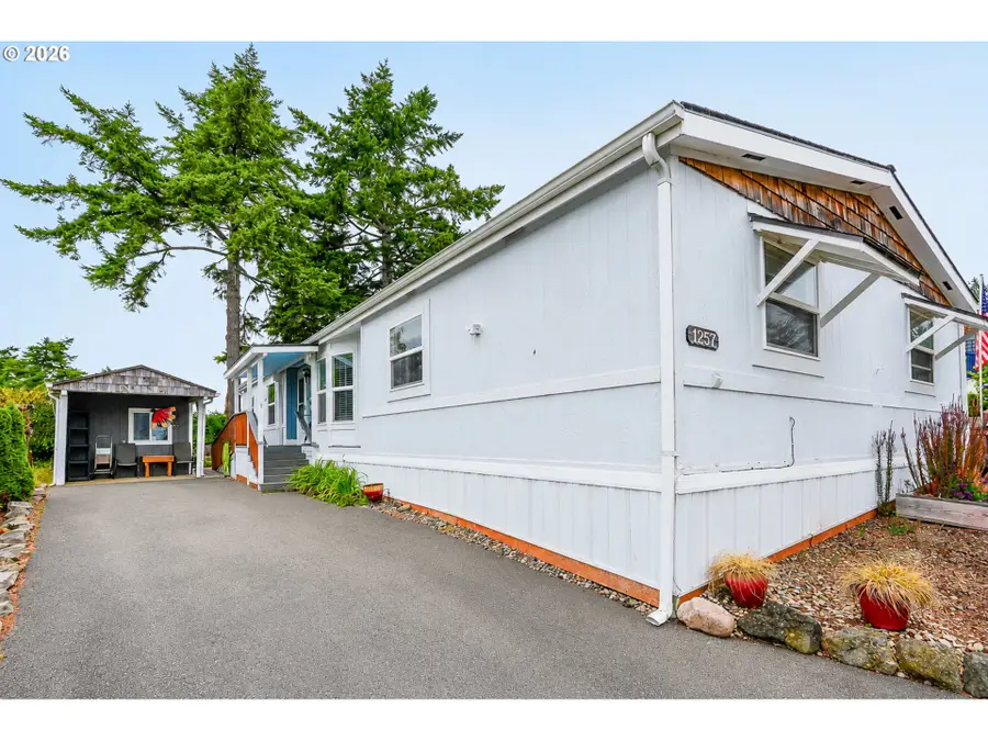 1257 Embarcadero Cir, Coos Bay, OR 97420 - #2