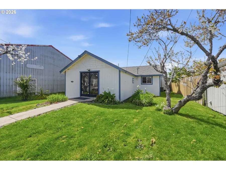 125 N 8th St, Lakeside, OR 97449 - #3
