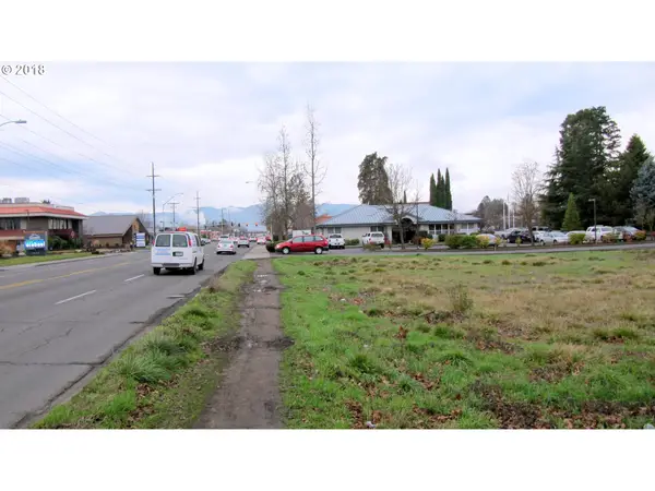 1411 E Mcandrews Rd, Medford, OR 97504