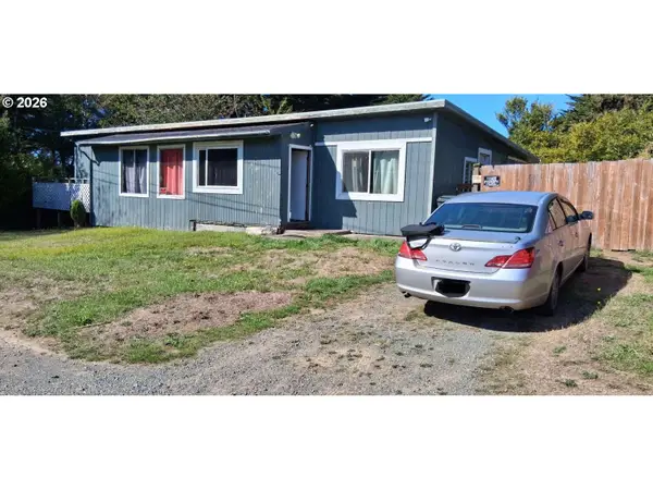 715 9th St Se, Bandon, OR 97411