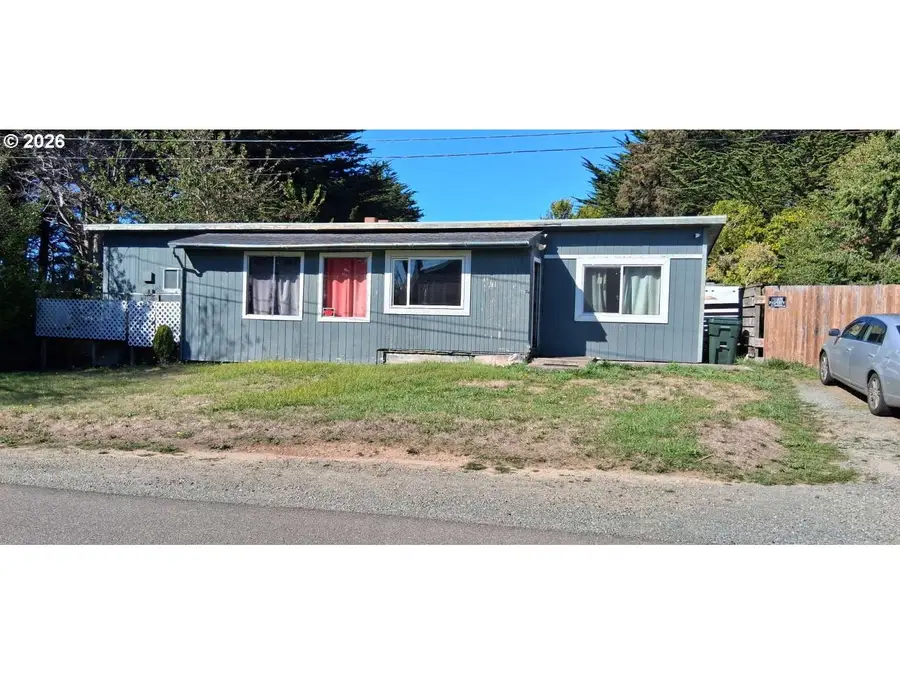 715 9th St Se, Bandon, OR 97411 - #2