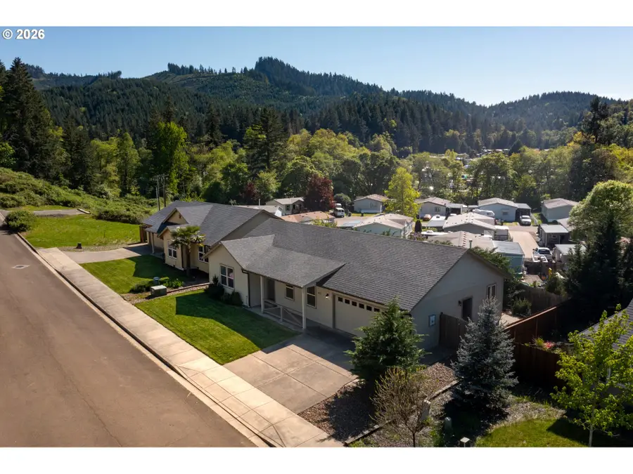 1015 Forest Heights St, Sutherlin, OR 97479 - #2
