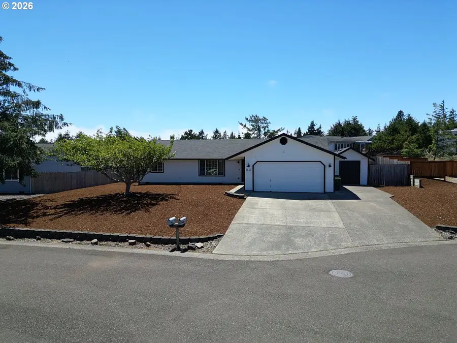 1445 Yew St, Florence, OR 97439 - #2